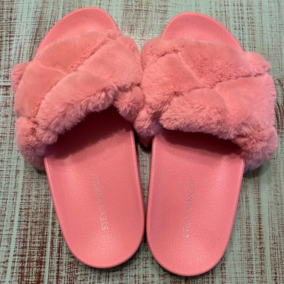 Steve Madden Pink Fluffy Furry Slides Size S/M 7 - Picture 2 of 5